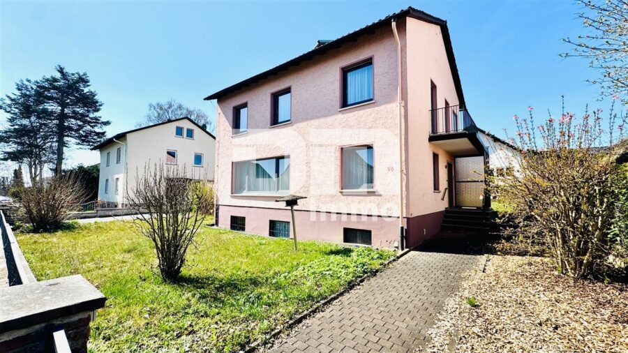 Zeitlose Eleganz trifft Moderne: Modernisiertes Einfamilienhaus mit großem Garten und Garage - Frontansicht / Vorgarten / Balkon